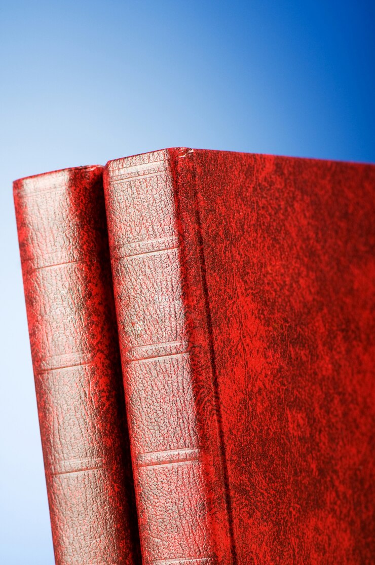 Foto conceito de educação com livros de capa vermelha