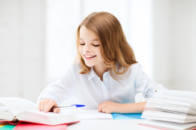 conceito de educação e escola - menina aluna estudando na escola