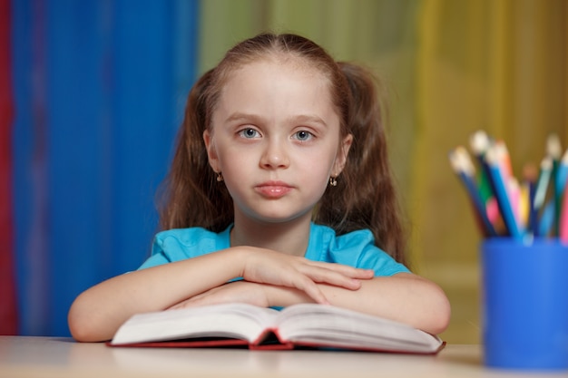 Foto conceito de educação e escola - menina com um livro aberto