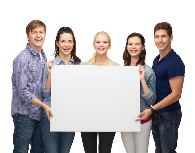 conceito de educação e pessoas - grupo de alunos em pé sorrindo com quadro branco em branco