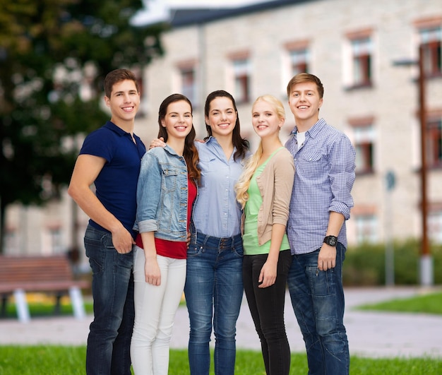 conceito de educação e pessoas - grupo de estudantes sorridentes em pé