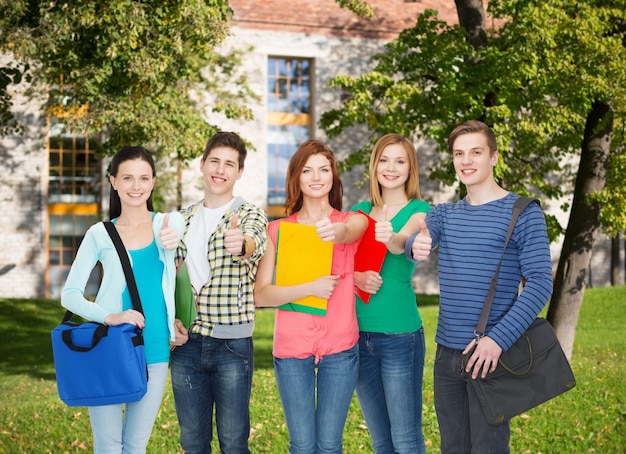 conceito de educação e pessoas - grupo de estudantes sorridentes em pé