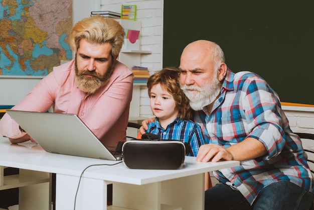 Conceito de educação em casa aprendendo on-line pai avô e filho filho juntos