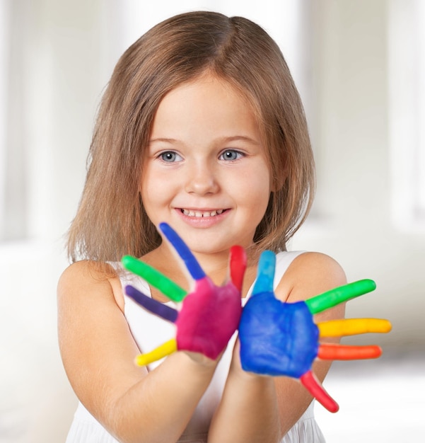 conceito de educação, escola, arte e pintura - menina estudante mostrando as mãos pintadas na escola