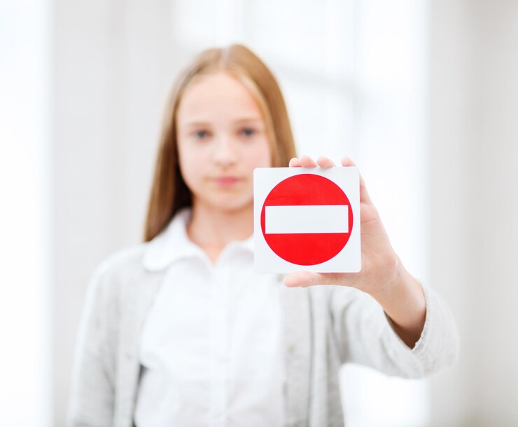 Foto conceito de educação, escola e anti-bullying - aluna sem placa de entrada