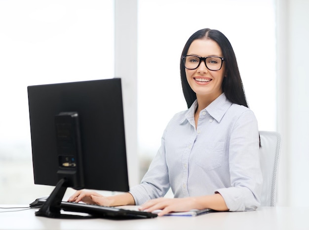 conceito de educação, escola, negócios e tecnologia - empresária sorridente ou estudante usando óculos pretos