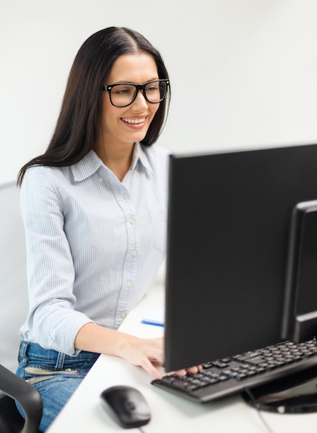 Conceito de educação, escola, negócios e tecnologia - empresária sorridente ou estudante usando óculos pretos