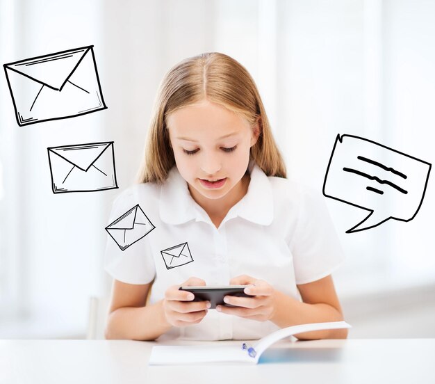 conceito de educação, escola, tecnologia e internet - menina aluna com smartphone na escola