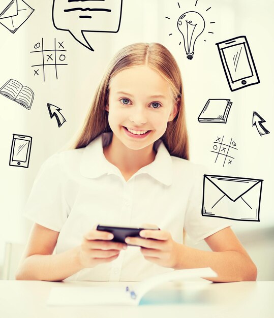 conceito de educação, escola, tecnologia e internet - menina aluna com smartphone na escola