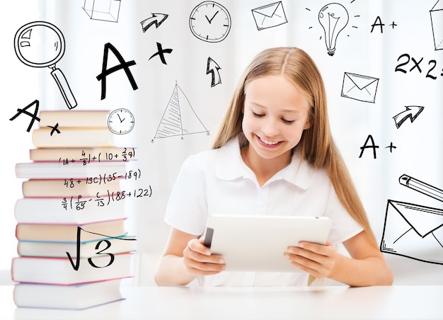 conceito de educação, escola, tecnologia e internet - menina estudante com tablet pc e livros na escola