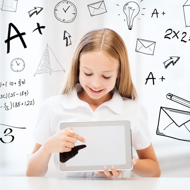 conceito de educação, escola, tecnologia e internet - menina estudante com tablet pc na escola