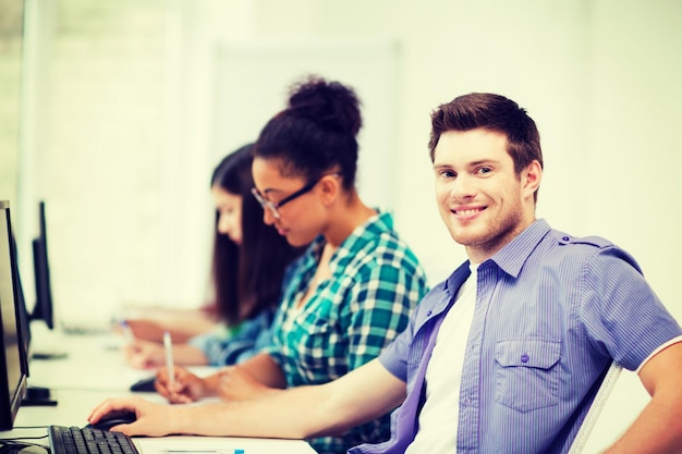 conceito de educação - estudante com computador estudando na escola