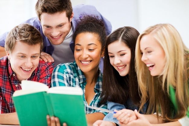 conceito de educação - grupo de alunos lendo livro na escola