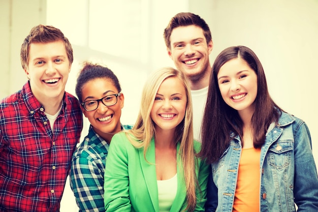 conceito de educação - grupo de estudantes na escola