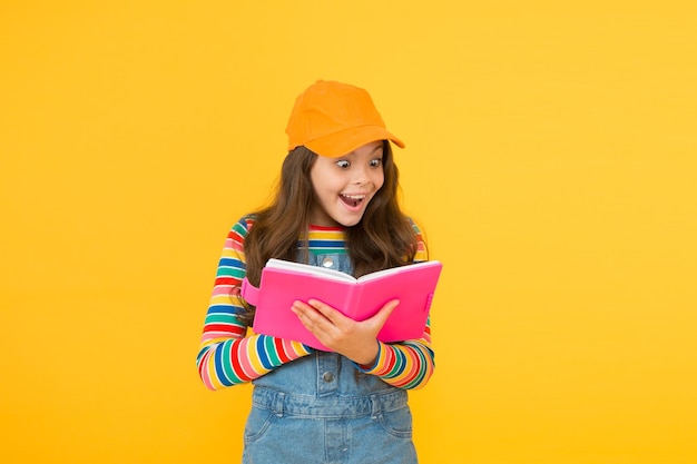 Conceito de educação informal Junte-se ao clube de literatura escolar Criança feliz sorridente menina com bloco de notas gosta de estudar atmosfera não formal A educação é divertida Educação fora do currículo estruturado