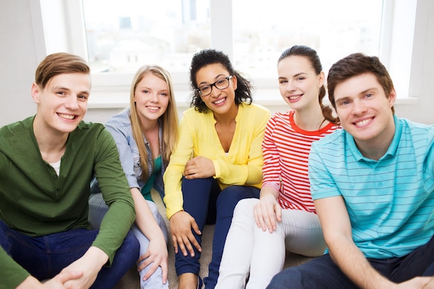 conceito de educação, lazer e felicidade - cinco adolescentes sorridentes se divertindo em casa