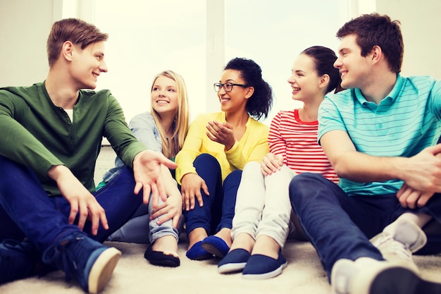 conceito de educação, lazer e felicidade - cinco adolescentes sorridentes se divertindo em casa