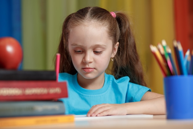 Conceito de educação - menininha