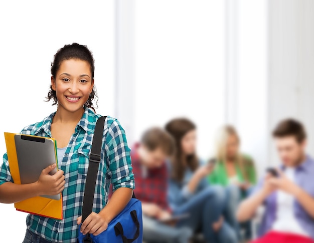 conceito de educação, tecnologia e pessoas - estudante afro-americana sorridente com pastas, bolsa e tablet pc