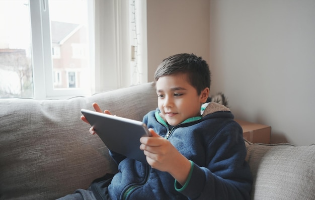 Um menino jogando jogos online na internet desenho de uma linha de jogos  online