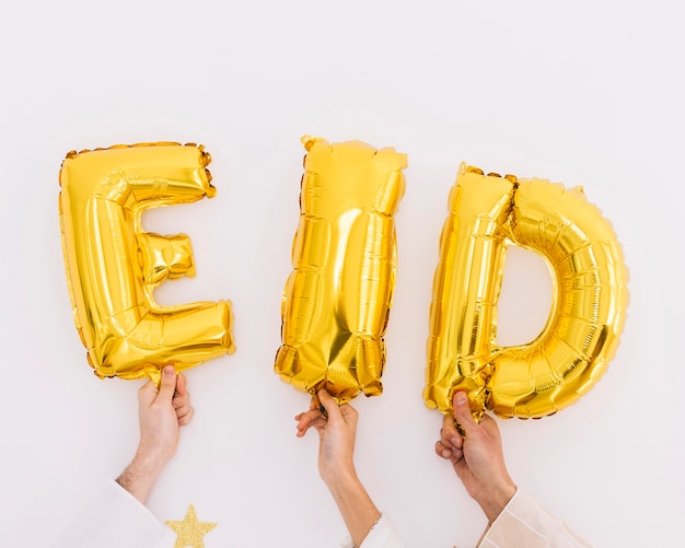 Conceito de Eid al-fitr com amigos mostrando cartas