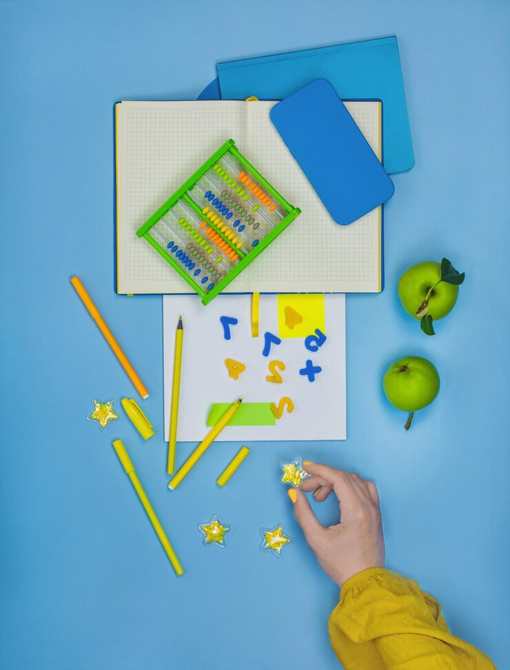 Foto conceito de elearning com smartphone azul elearning para realizar cursos digitais elearning cursos digitais para desenvolver novas habilidades resolver exercícios de matemática