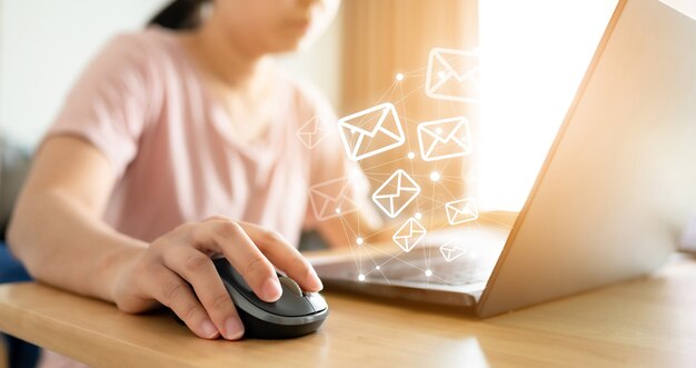 Conceito de email marketing. Mão usando computador enviando mensagem com ícone de envelope