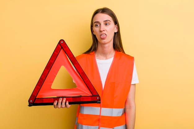 Conceito de emergência de carro de mulher bonita adulta jovem