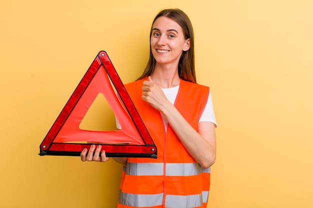 Conceito de emergência de carro de mulher bonita adulta jovem