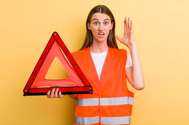 Conceito de emergência de carro de mulher bonita adulta jovem