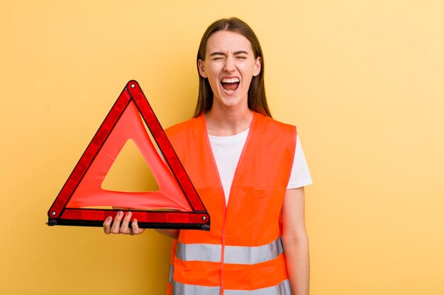 Conceito de emergência de carro de mulher bonita adulta jovem