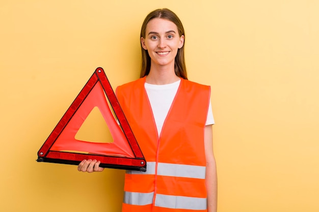 Conceito de emergência de carro de mulher bonita adulta jovem