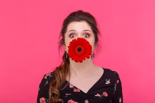 Conceito de emoções, flores e pessoas - mulher feliz se divertindo com flores gerbera