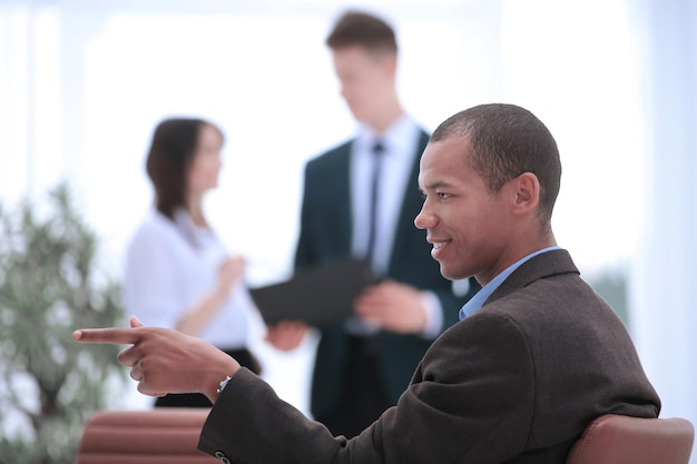 Conceito de empresário confiante apontando para a frente