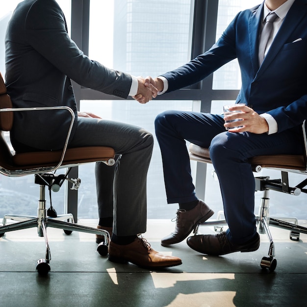 Conceito de empresários Corporate Handshake colegas