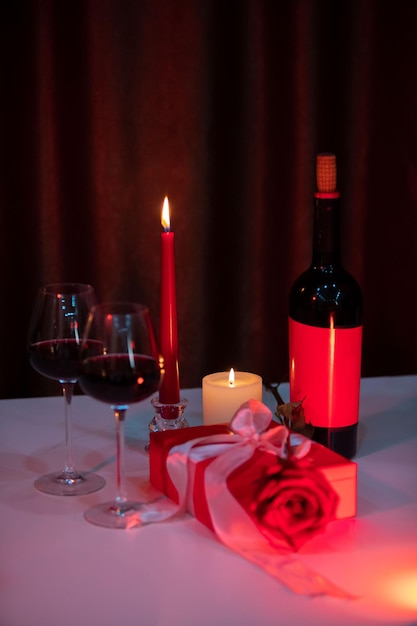 Conceito de encontro romântico vinho tinto com copos e velas