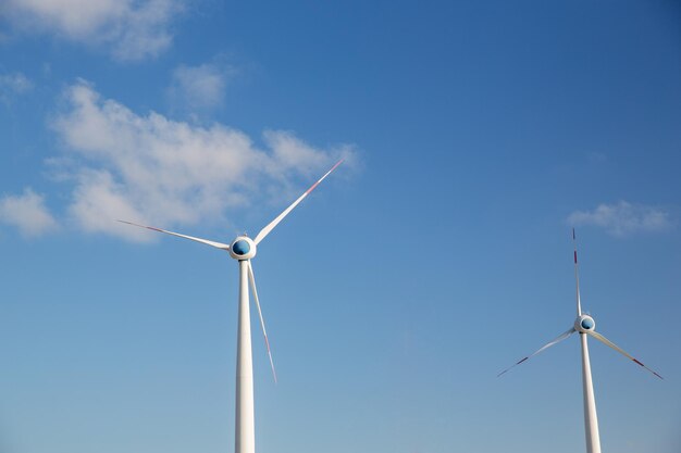 conceito de energia renovável, tecnologia e energia - turbinas eólicas sobre o céu azul