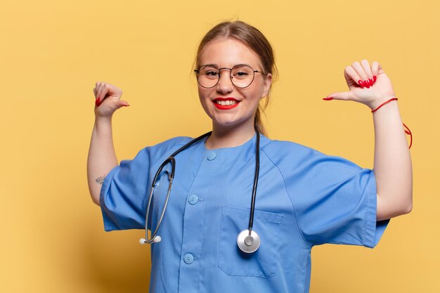 Conceito de enfermeira de expressão orgulhosa de mulher jovem e bonita