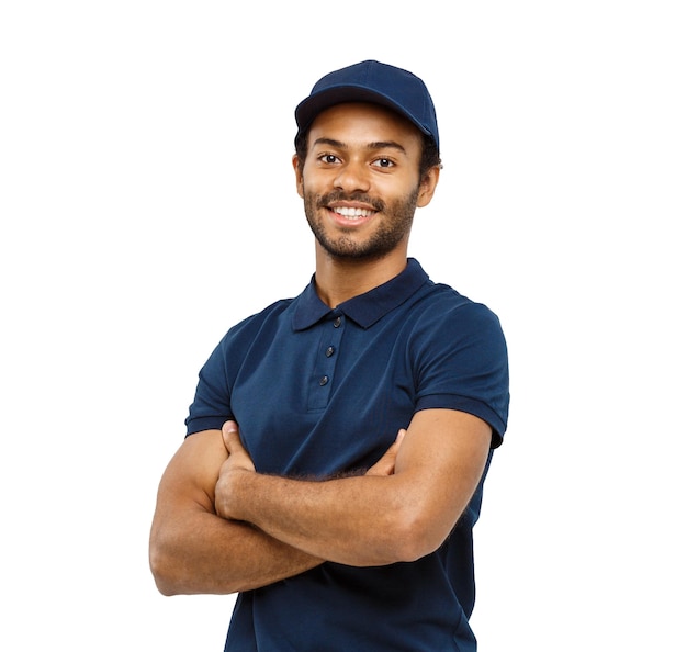 Conceito de entrega Bonito entregador afro-americano cruzou os braços isolados no estúdio branco Espaço de cópia de fundo