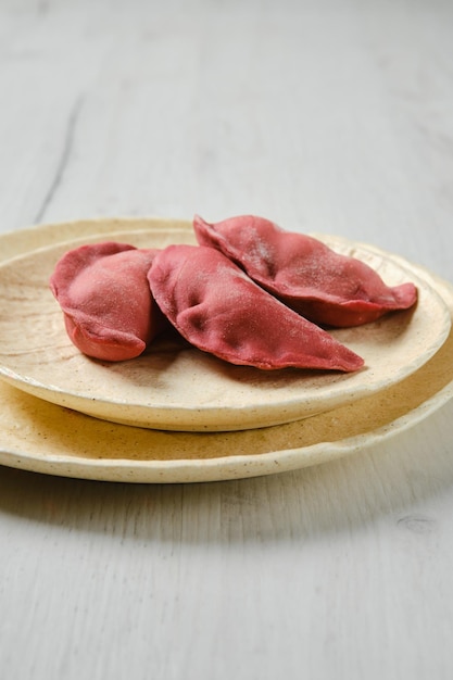 Conceito de entrega de comida semi-acabada. Bolinhos doces recheados com cereja e congelados.