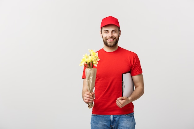 Conceito de entrega: Retrato de entregador de flor feliz segurando lindo buquê de flores