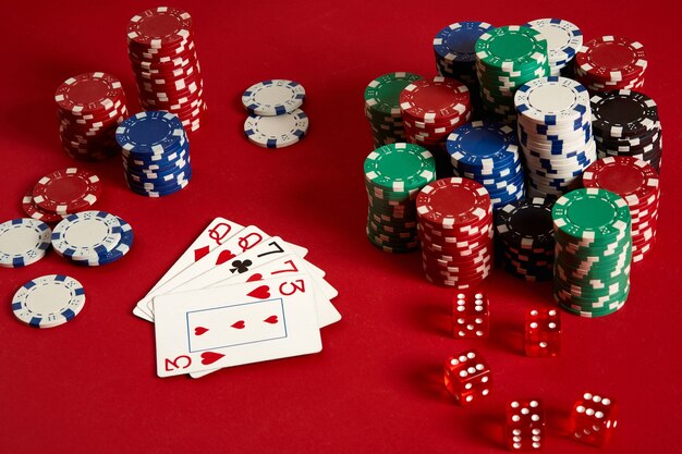 Conceito de equipamento e entretenimento de pôquer de jogos de cassino - close-up de cartas de jogar e fichas em fundo vermelho. Dois pares. Plano de fundo do cassino. Copie o espaço. Natureza morta