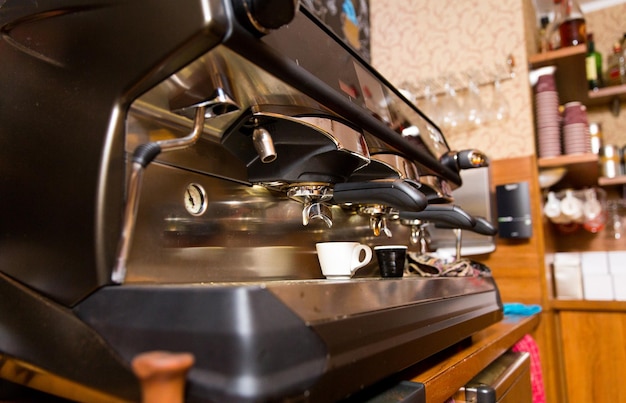 conceito de equipamento, objeto e tecnologia - close-up da máquina de café no café bar ou cozinha do restaurante