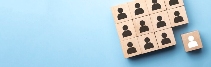 Conceito de equipe de construção de negócios de recrutamento e gestão de recursos humanos, bloco de cubos de madeira na parte superior, espaço de cópia