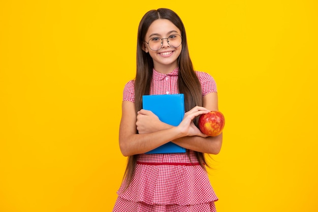 Conceito de escola e educação Estudante adolescente estudante estuda com livros