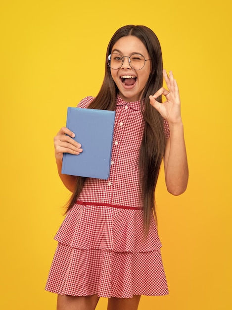 Conceito de escola e educação Estudante adolescente estudante estuda com livros