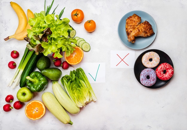 Conceito de escolha de comida. junk food e dieta alimentar saudável. vista do topo.