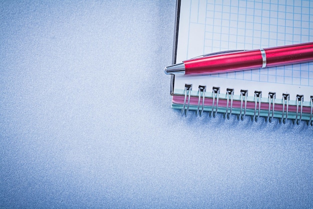 Conceito de escritório de caderno em branco de caneta brio vermelho