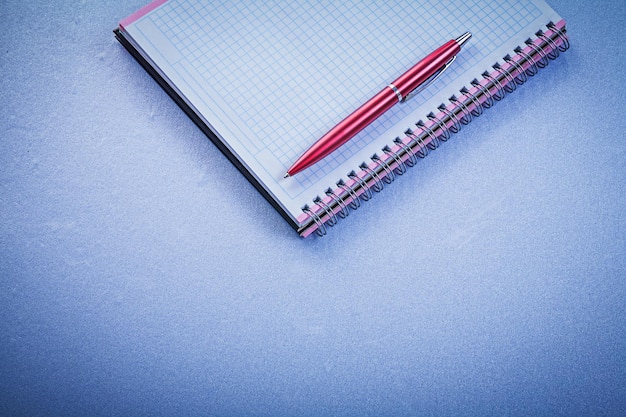 Conceito de escritório de caderno verificado em branco de caneta vermelha