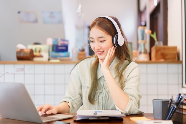 Conceito de escritório de espaço de coworking Mulher empreendedora reunida em videochamada e conversando no laptop